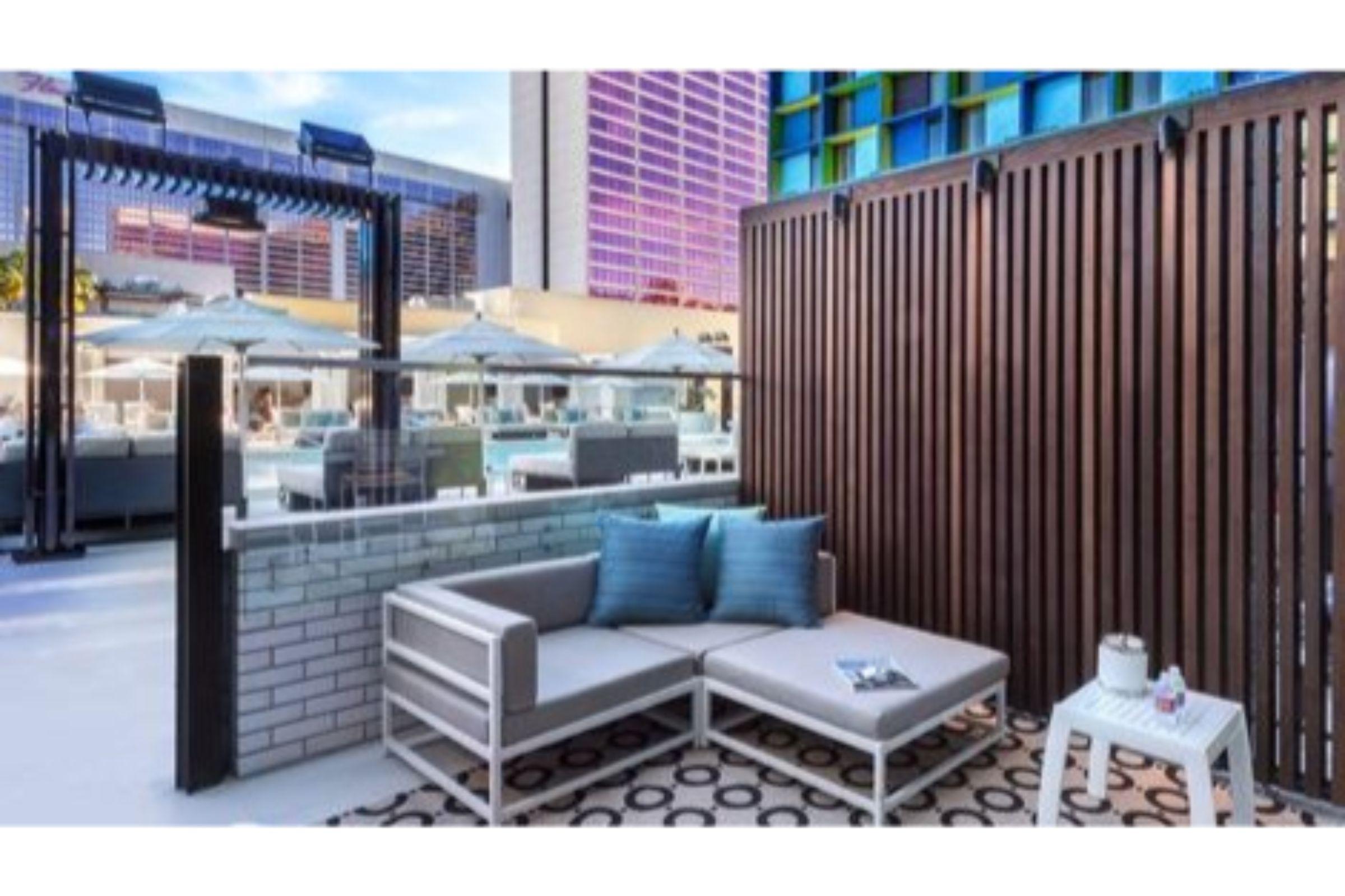 The Linq Hotel And Casino Λας Βέγκας Εξωτερικό φωτογραφία A patio furniture set on a balcony